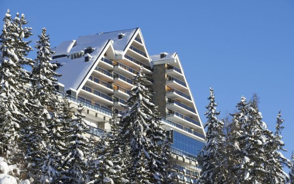 ca_property_exterior_winter2_ericcuvillier_HD